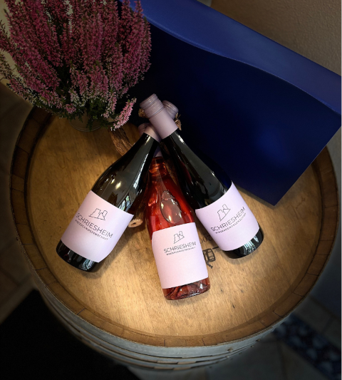 Drei Flaschen Ausgeleuchtet  mit Blumen  und Verpackung