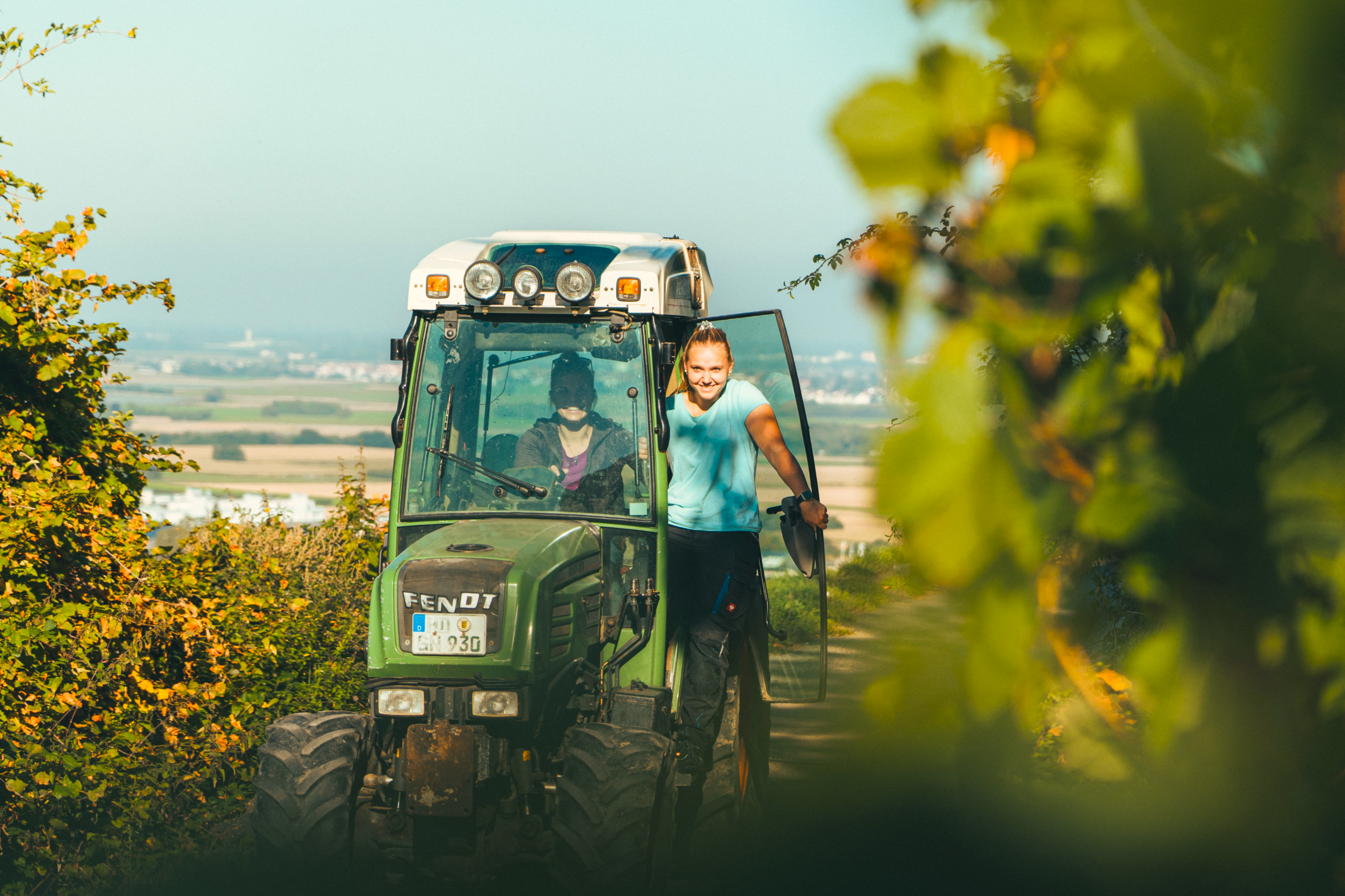 Die Jungwinzerinnen mit Traktor im Weinberg